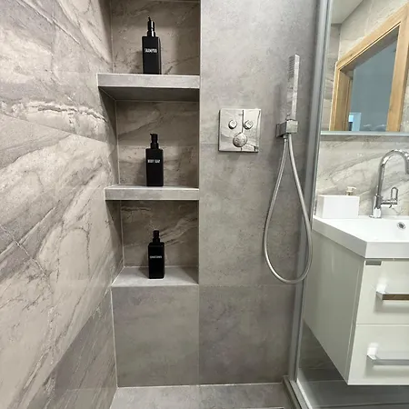 S Balkonem, Klimatizaci A Infrasaunou דירה *